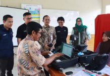 Kadis Dukcapil Provinsi Jawa Barat Pantau Di Lapangan Layanan Aminduk Keliling Dukcapil Indramayu