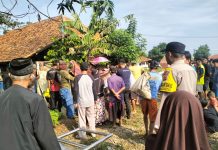 Kapolres Indramayu AKBP Dr M Fahri Siregar Sampaikan Bela Sungkawa Untuk Alm Tarizal Petugas Pamsung TPS 18 Desa Lohbener