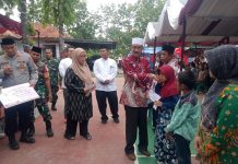 Bupati Indramayu Berikan Bantuan Kepada Masyarakat Kurang Mampu Melalui BAZNAS