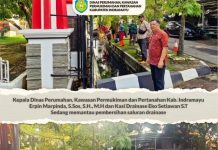 Dinas Perumahan Kawasan Permukiman Dan Pertanahan Kabupaten IndramayuLakukan Pembersihan Saluran Drainase