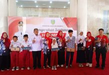 Disdik Indramayu Gerakan Sedekah 1.000 Sepatu Kembali Membuat Senyum Bahagia Pelajar Indramayu