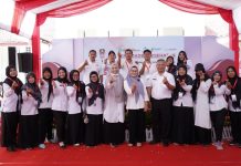 Bupati Indramayu Nina Agustina Berikan Penghargaan Kader Kesehatan Berprestasi