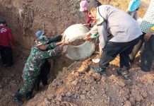Kuwu/Kepala Desa Jatimulya Persiapkan Saluran Irigasi Sawah Petani