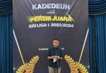 PJ Gubernur Jabar Bey Mahmudin Serahkan Kadedeh Untuk Pemaian Persib Bandung Usai Jadi Juara Liga 1 Indonesia Tahun 2023-2024
