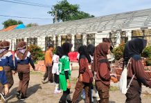 Kwartir Ranting Tukdana Gelar Baksos Bersihkan Puing Sekolah Ambruk Akibat Bencana