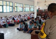 Bhabinkamtibmas Polsek Kroya Laksanakan Sosialisasi Bahaya Narkoba Di SMPN 2 Kroya
