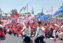 Ribuan Masyarakat Indramayu Kawal Pendaftaraan Calon Bupati Nina Agustina Dan Wakil Bupati Tobroni Ke KPUD Indramayu