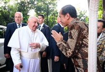 Presiden Jokowi Sambut Kedatangan Bapa Suci Paus Fransiskus Dalam Misa Suci Di GBK Jakarta