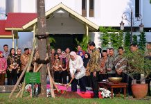 Masa Akhir Jabatan Presiden Jokowi Dan Ibu Iriana Tanam Pohon di Halaman Istana Kepresidenan Jakarta
