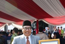 Pjs Bupati Indramayu Kabupaten Indramayu Terima Penghargaan Gubernur Jawa Barat Prestasi UHC 99,9 Persen