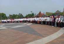 Pemkab Indramayu Pecahkan Rekor Muri Pemakaian Sarung Kain Tenun Bangga Produksi Indonesia