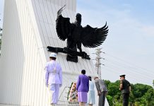 PM Jepang Ishiba Shigeru Dan Istri Beri Penghormatan Di TMPN Utama Kalibata