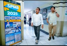 Tim Panitia Dinas Pendidikan (Disdik) Dan Diskominfo Jabar Animo Masyarakat Tinggi Di Hari Pertama Pendaftaran SPMB Tahap 1