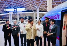 Presiden Prabowo Pilih Kereta Api Cepat Whoosh Tujuan Bandung Bersama Masyarakat