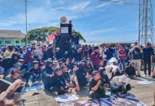 Pabrik Sepatu PT Sun Bright Lestari Didemo Ratusan Massa Aliansi Masyarakat Kecamatan Kerangkeng Indramayu