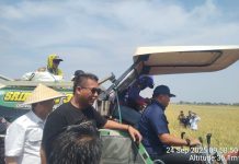 Wakil Menteri Pertanian Sudaryono Gunakan Alat Combine Harvester Panen Padi Desa Karangmulya Indramayu