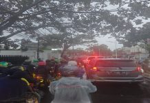 Kemacetan Di Lebak Bulus Akibat Proyek Galian Pengendara Terjebak Di Tengah Hujan