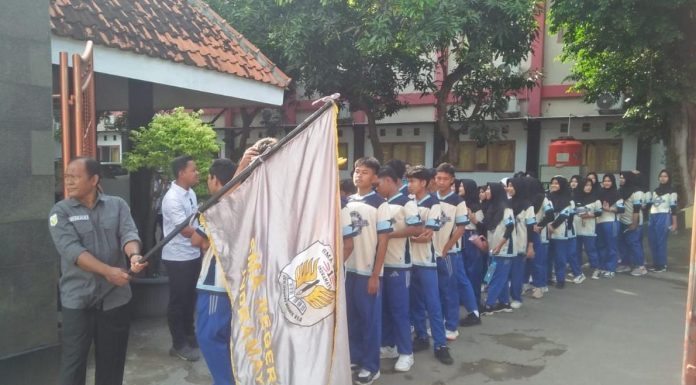Kepala Sekolah SMAN 1 Indramayu Lepas Jalan Santai Meriahkan HUT SMAN 1 Indramayu Ke-40 Tahun 2025