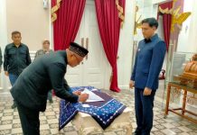 Dewan Pengawas Perumdam Tirta Darma Ayu Tanda Tangan Kontrak Kerja Di Hadapan Lucky Hakim Bupati Indramayu