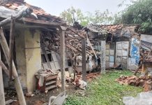 Viral :Lima Penghuni Rumah Bangunan Tua Ambruk Roboh Akibat Angin Kencang Hujan Deras Mekarjati Indramayu