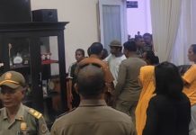 Massa Seroja Demo Dobrak Pintu Ruang Dinas Bupati Kupang
