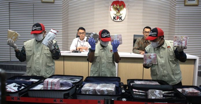 Pengembangan-Penyidikan,-KPK-Tahan-Tersangka-Perkara-Importasi-Barang-di-Direktorat-Jenderal-Bea-dan-Cukai-image_large