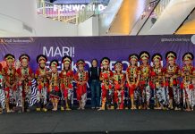 Pagelaran Tari Topeng “Mari Berkolaborasi Bersama” Ramaikan Mall Indramayu