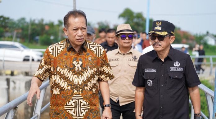 Menteri Koperasi RI ”Ferry Joko Juliantono” Pemerintah Pusat Dan Daerah Dorong Pengembangan Ekonomi Berbasis Koperasi Tinjau Lokasi Pesisir Eretan Indramayu