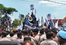 RIBUAN MASSA KOMPI KECEWA:Bupati Indramayu Lucky Hakim Tidak Ada Solusi Tuntutan Rakyat Proyek Revitalisasi Tambak Pantura Di Kawasan Lahan Perhutani