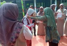 Sejumlah 44 Siswa Kelas 6 SDN 2 Jayamulya Dilepas Dengan Prosesi Adat Sungkem Penuh Haru