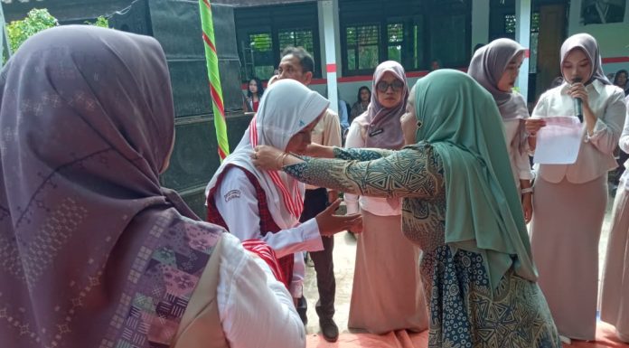 Sejumlah 44 Siswa Kelas 6 SDN 2 Jayamulya Dilepas Dengan Prosesi Adat Sungkem Penuh Haru