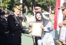 Guru Inovatif & Dedikatif Jabar Elin Herlina M.Pd. Raih Penghargaan Dari Kapolres Indramayu di Hari Bhayangkara ke-80