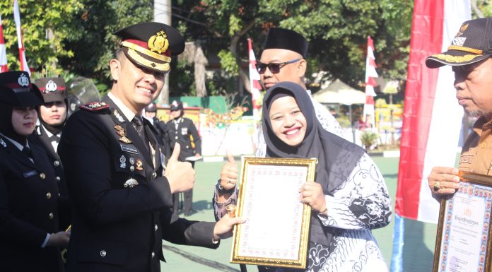 Guru Inovatif & Dedikatif Jabar Elin Herlina M.Pd. Raih Penghargaan Dari Kapolres Indramayu di Hari Bhayangkara ke-80