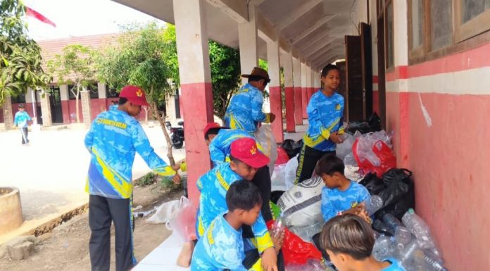 Peduli Lingkungan SDN Drunten Kulon 3 Gabus Wetan Salurkan Botol Plastik Ke Pengepul