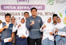 Bupati Indramayu Serahkan Bantuan Dana ZIS Rp 884 Juta untuk 1.768 Siswa